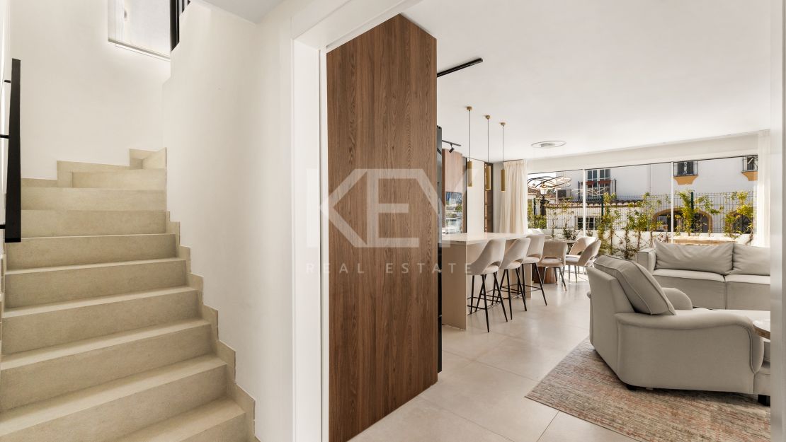 Impresionante adosado de 4 dormitorios a un paso de la playa y de todos los servicios en Campanario, Estepona