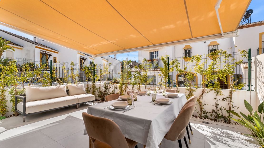 Impresionante adosado de 4 dormitorios a un paso de la playa y de todos los servicios en Campanario, Estepona