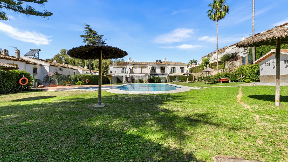 Impresionante adosado de 4 dormitorios a un paso de la playa y de todos los servicios en Campanario, Estepona