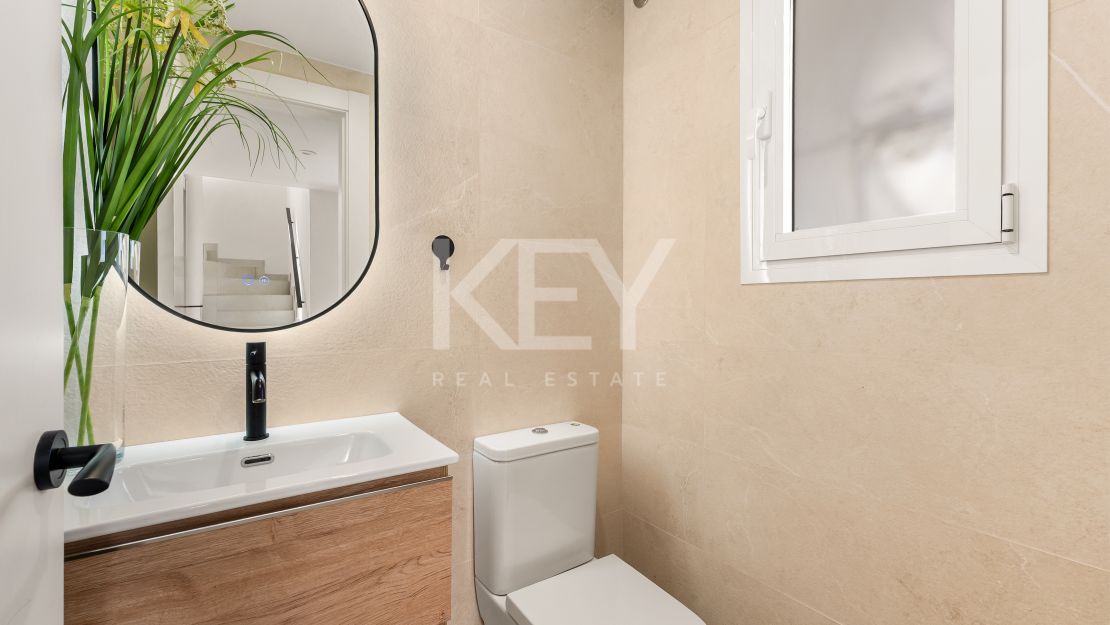 Impresionante adosado de 4 dormitorios a un paso de la playa y de todos los servicios en Campanario, Estepona