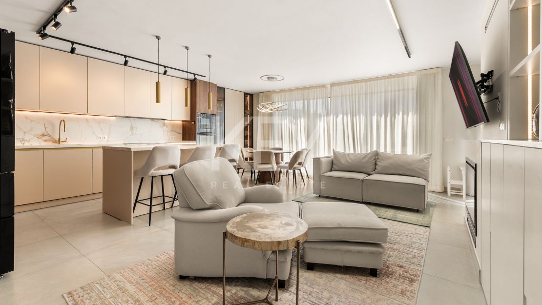 Impresionante adosado de 4 dormitorios a un paso de la playa y de todos los servicios en Campanario, Estepona