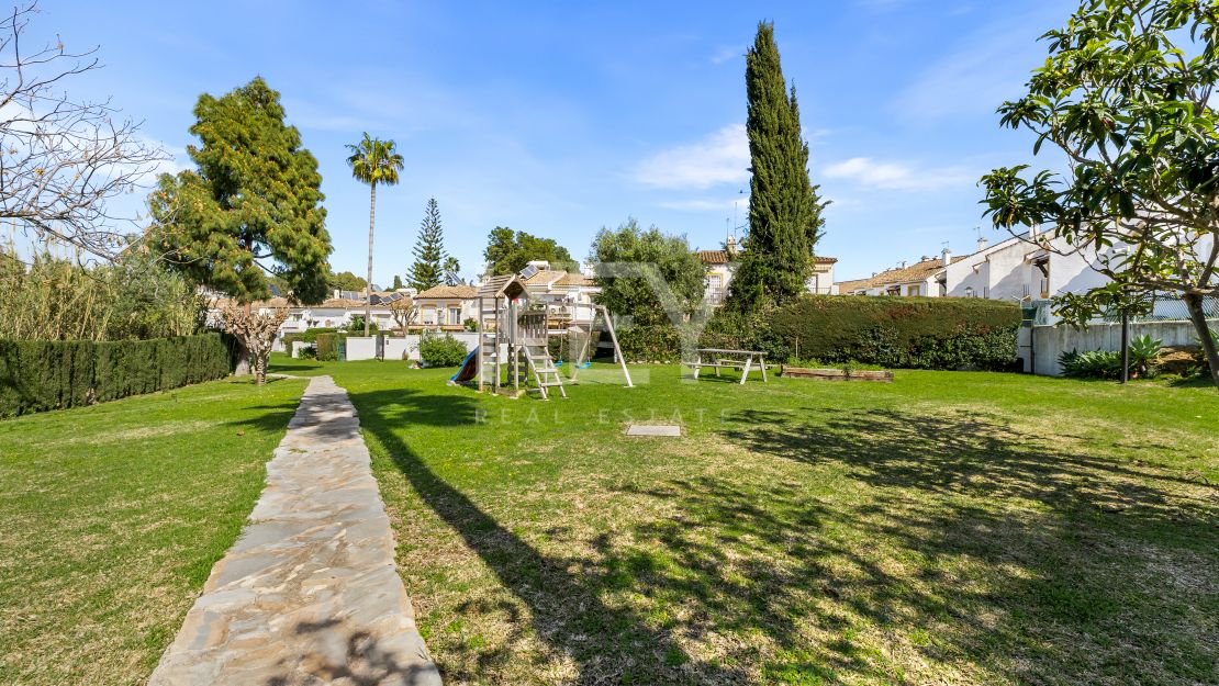 Impresionante adosado de 4 dormitorios a un paso de la playa y de todos los servicios en Campanario, Estepona