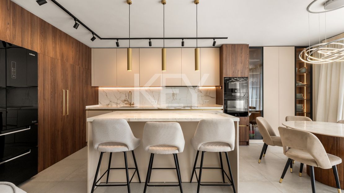 Impresionante adosado de 4 dormitorios a un paso de la playa y de todos los servicios en Campanario, Estepona