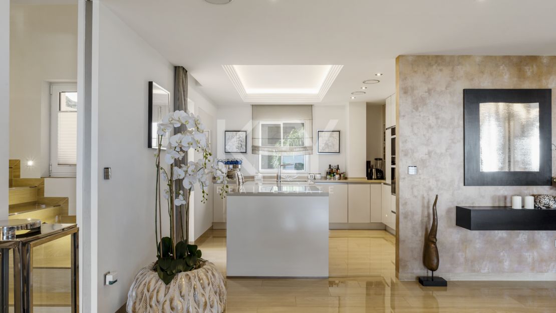 Luxury 4-bedroom penthouse with panoramic sea views in Benahavís