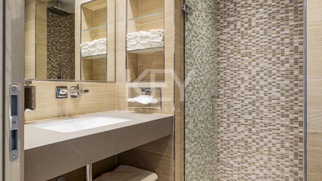 Luxury 4-bedroom penthouse with panoramic sea views in Benahavís