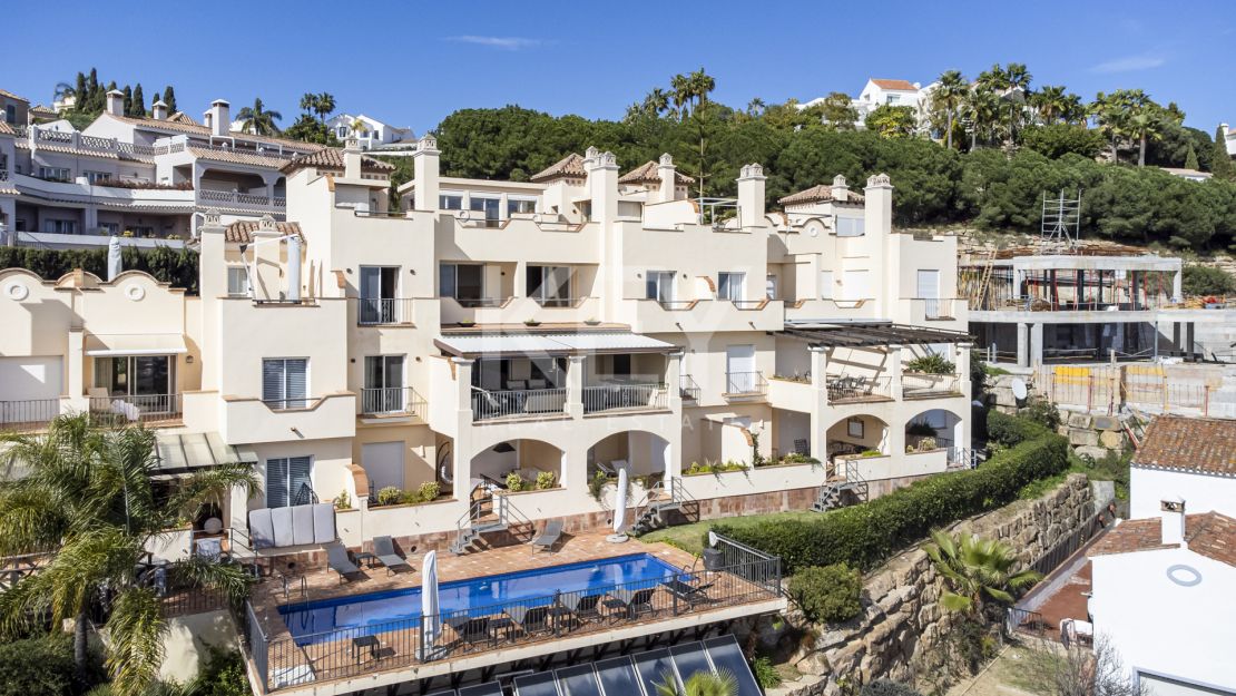 Luxury 4-bedroom penthouse with panoramic sea views in Benahavís