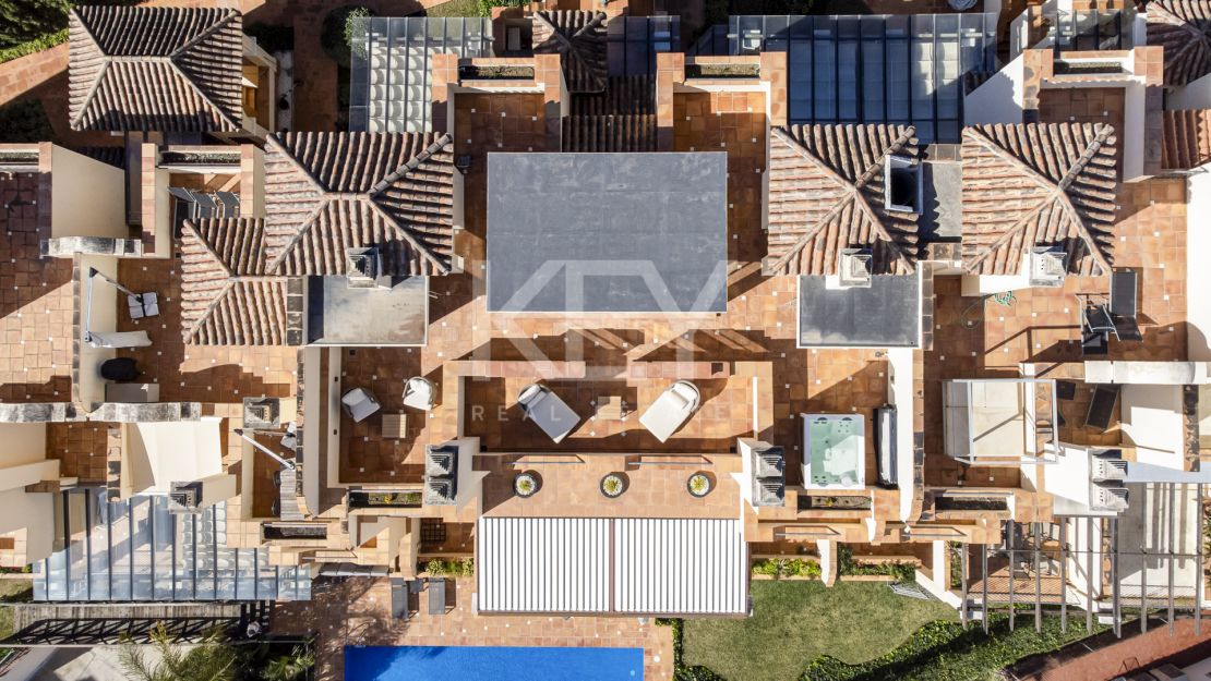 Luxury 4-bedroom penthouse with panoramic sea views in Benahavís