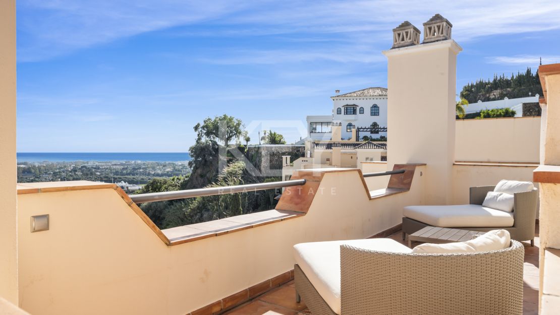Luxury 4-bedroom penthouse with panoramic sea views in Benahavís