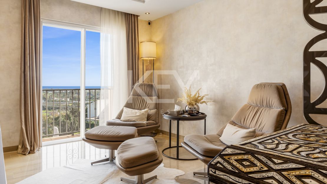 Luxury 4-bedroom penthouse with panoramic sea views in Benahavís