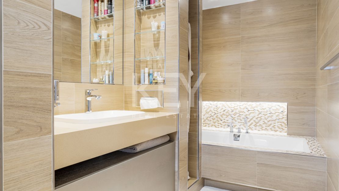 Luxury 4-bedroom penthouse with panoramic sea views in Benahavís