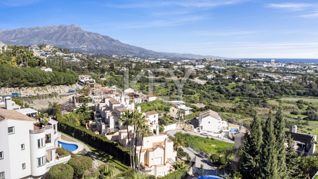 Luxury 4-bedroom penthouse with panoramic sea views in Benahavís