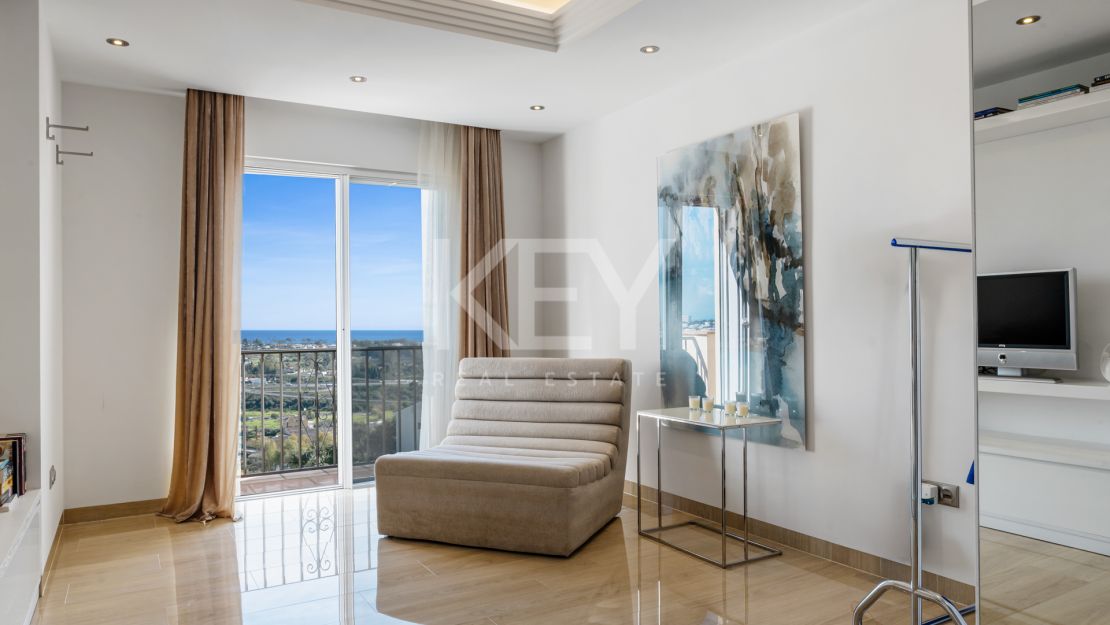 Luxury 4-bedroom penthouse with panoramic sea views in Benahavís