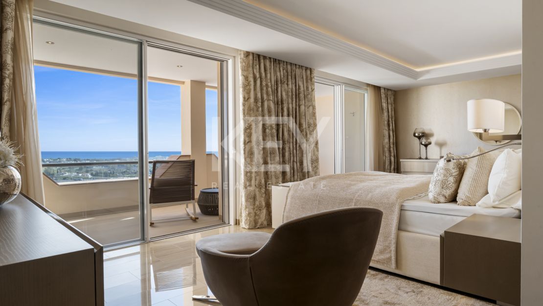 Luxury 4-bedroom penthouse with panoramic sea views in Benahavís