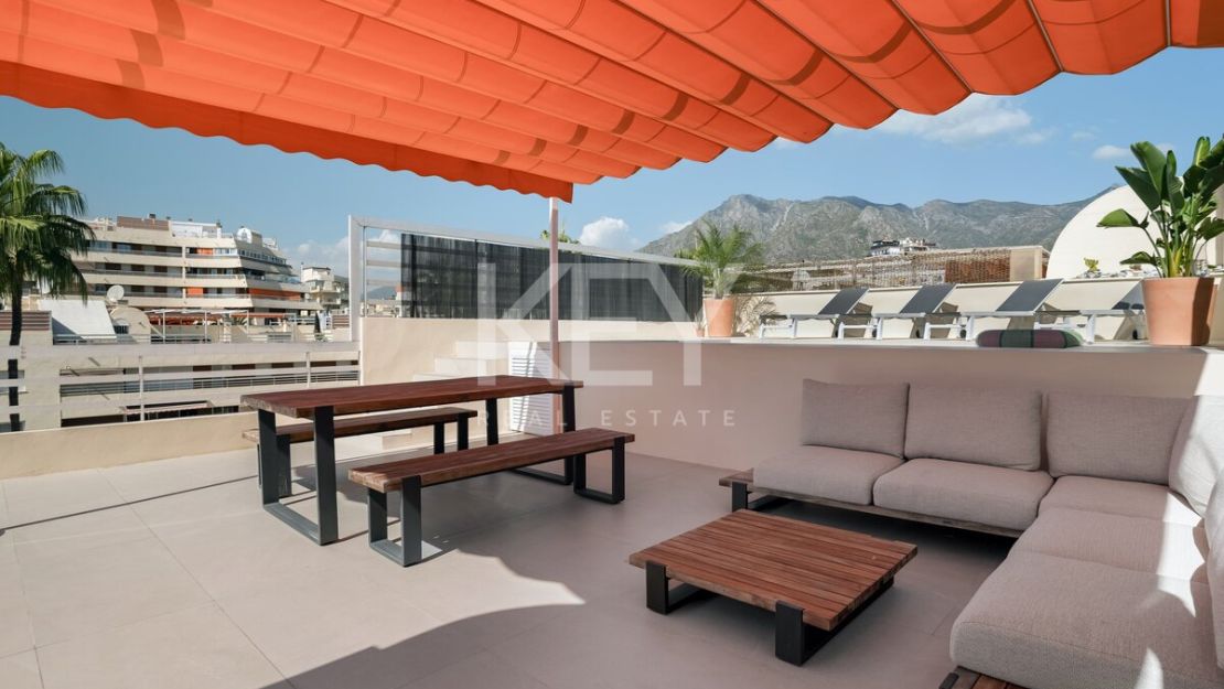 Ático con piscina privada en la azotea y vistas a La Concha en el corazón de Marbella
