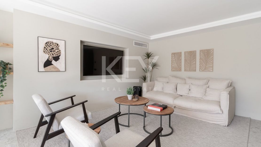 Ático con piscina privada en la azotea y vistas a La Concha en el corazón de Marbella