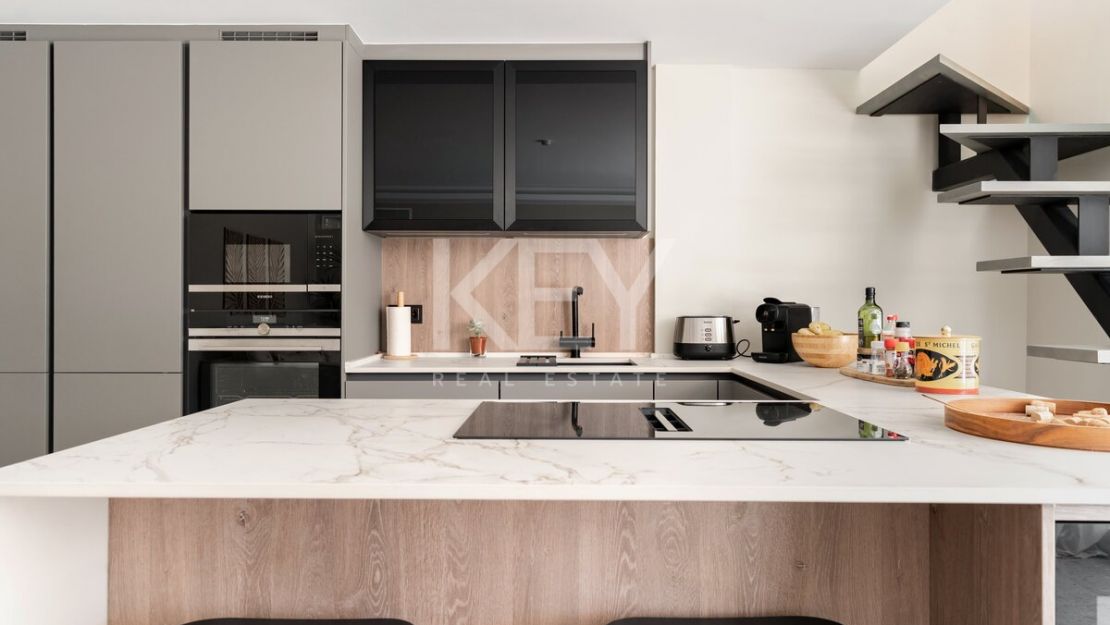 Ático con piscina privada en la azotea y vistas a La Concha en el corazón de Marbella