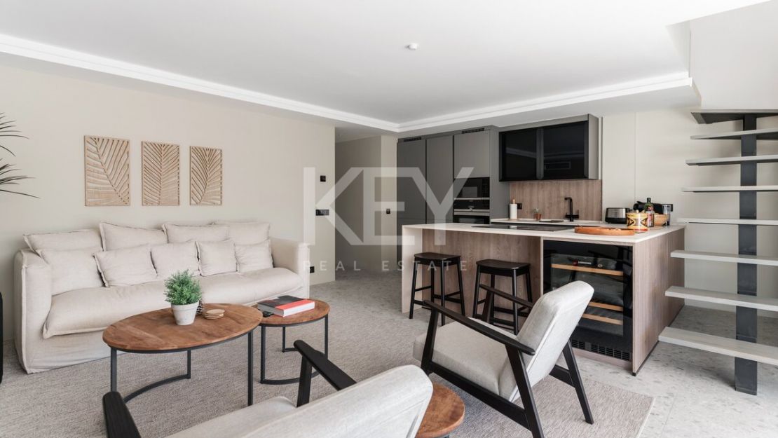 Ático con piscina privada en la azotea y vistas a La Concha en el corazón de Marbella