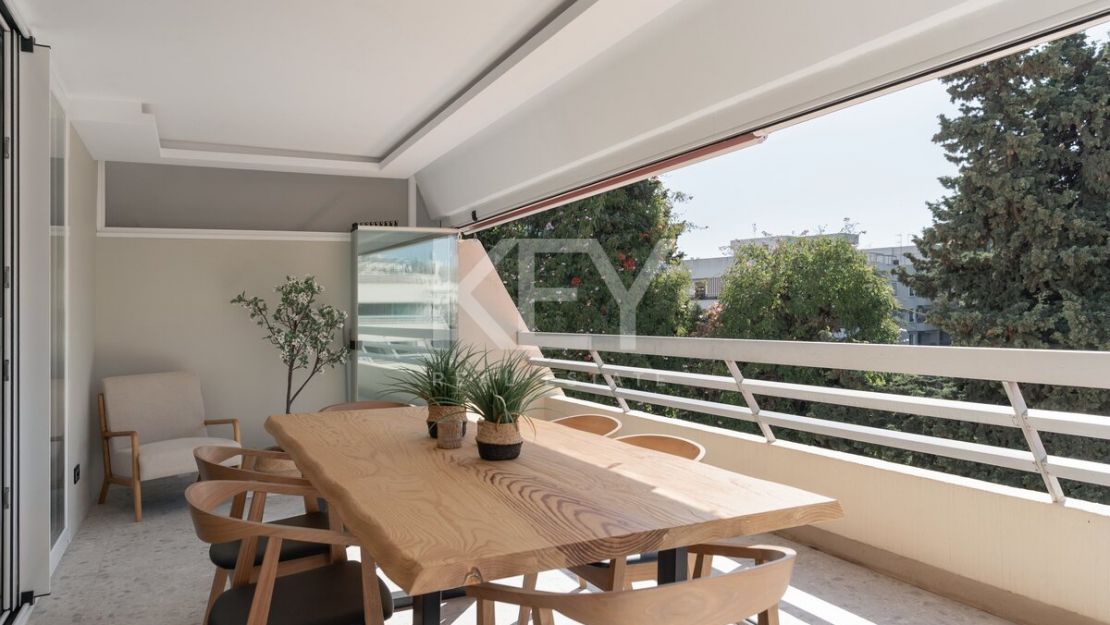 Ático con piscina privada en la azotea y vistas a La Concha en el corazón de Marbella