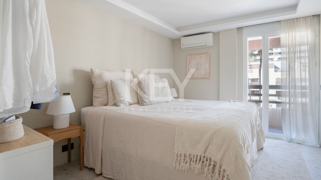 Ático con piscina privada en la azotea y vistas a La Concha en el corazón de Marbella