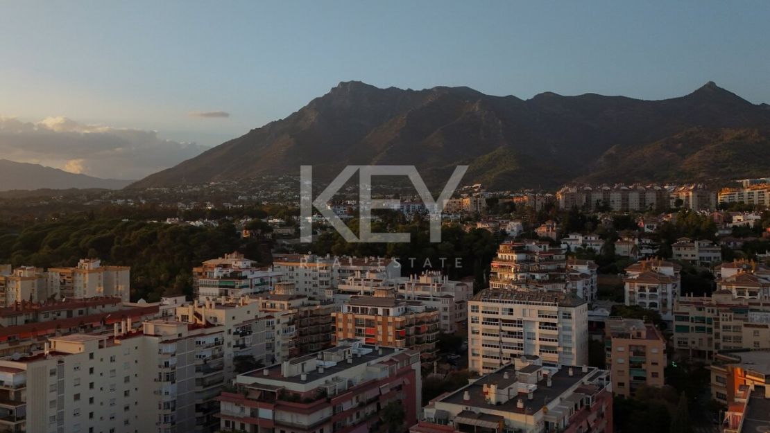 Ático con piscina privada en la azotea y vistas a La Concha en el corazón de Marbella