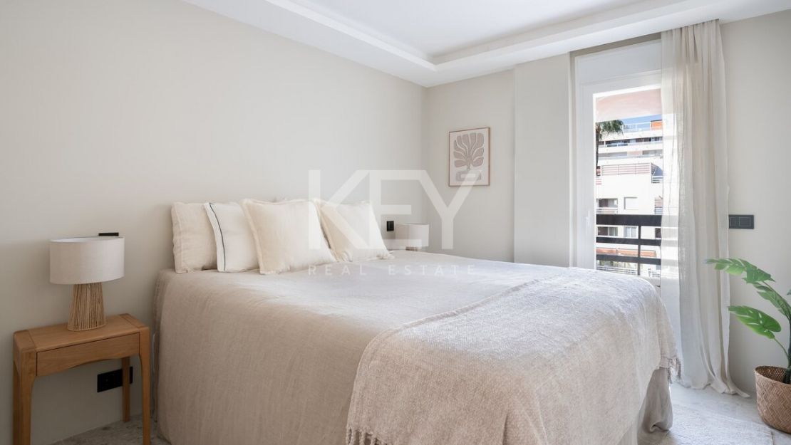 Ático con piscina privada en la azotea y vistas a La Concha en el corazón de Marbella