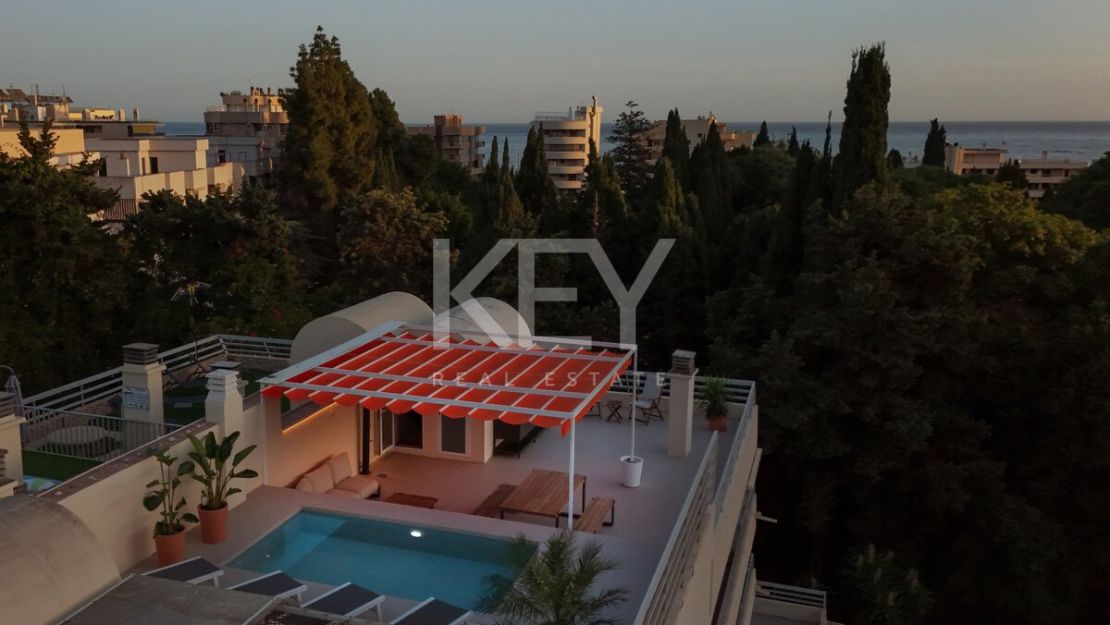 Ático con piscina privada en la azotea y vistas a La Concha en el corazón de Marbella