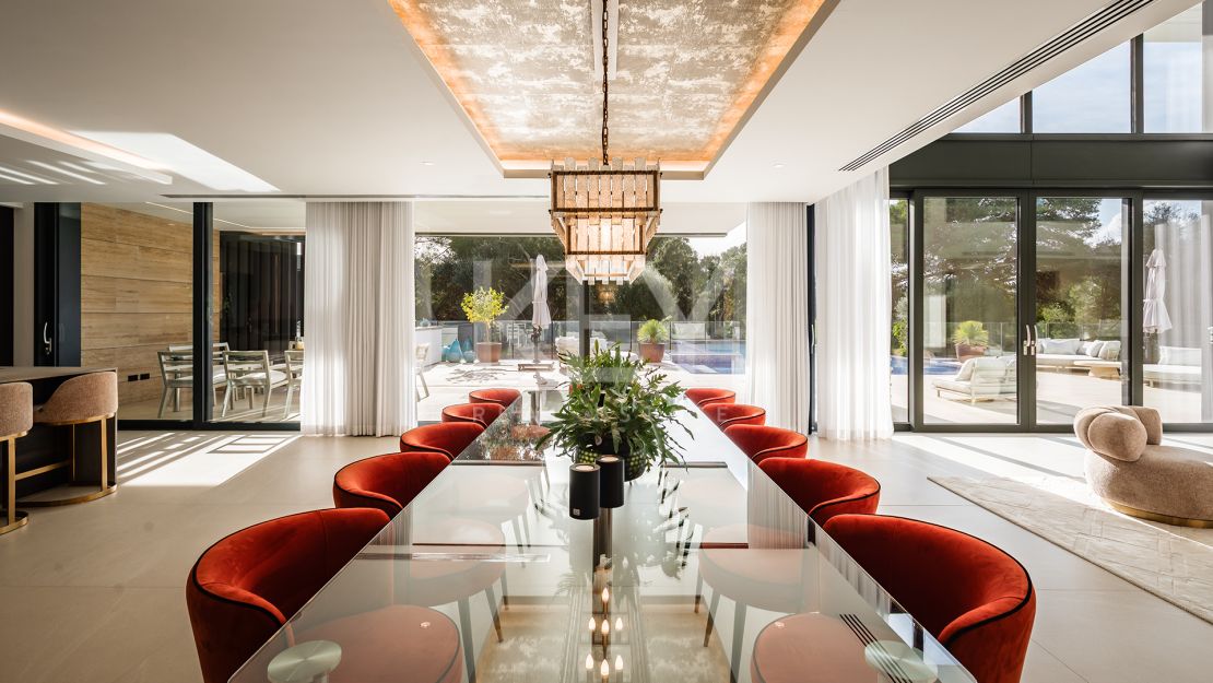 Villa Moderna y Espaciosa en la Prestigiosa Urbanización Kings and Queens, Sotogrande Costa