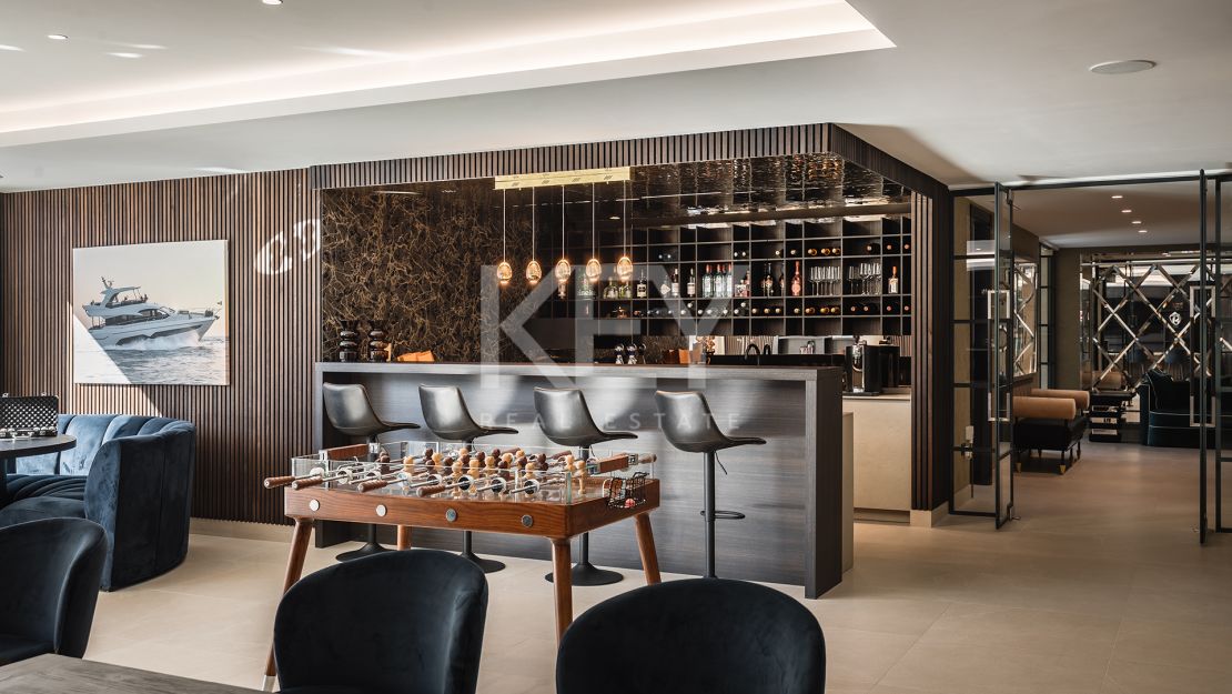 Villa Moderna y Espaciosa en la Prestigiosa Urbanización Kings and Queens, Sotogrande Costa