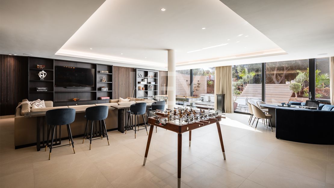 Villa Moderna y Espaciosa en la Prestigiosa Urbanización Kings and Queens, Sotogrande Costa