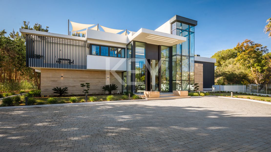 Villa Moderna y Espaciosa en la Prestigiosa Urbanización Kings and Queens, Sotogrande Costa