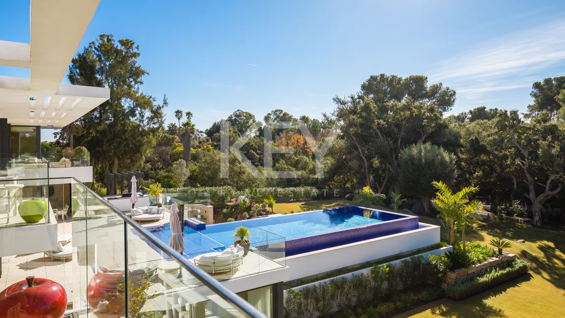 Villa Moderna y Espaciosa en la Prestigiosa Urbanización Kings and Queens, Sotogrande Costa