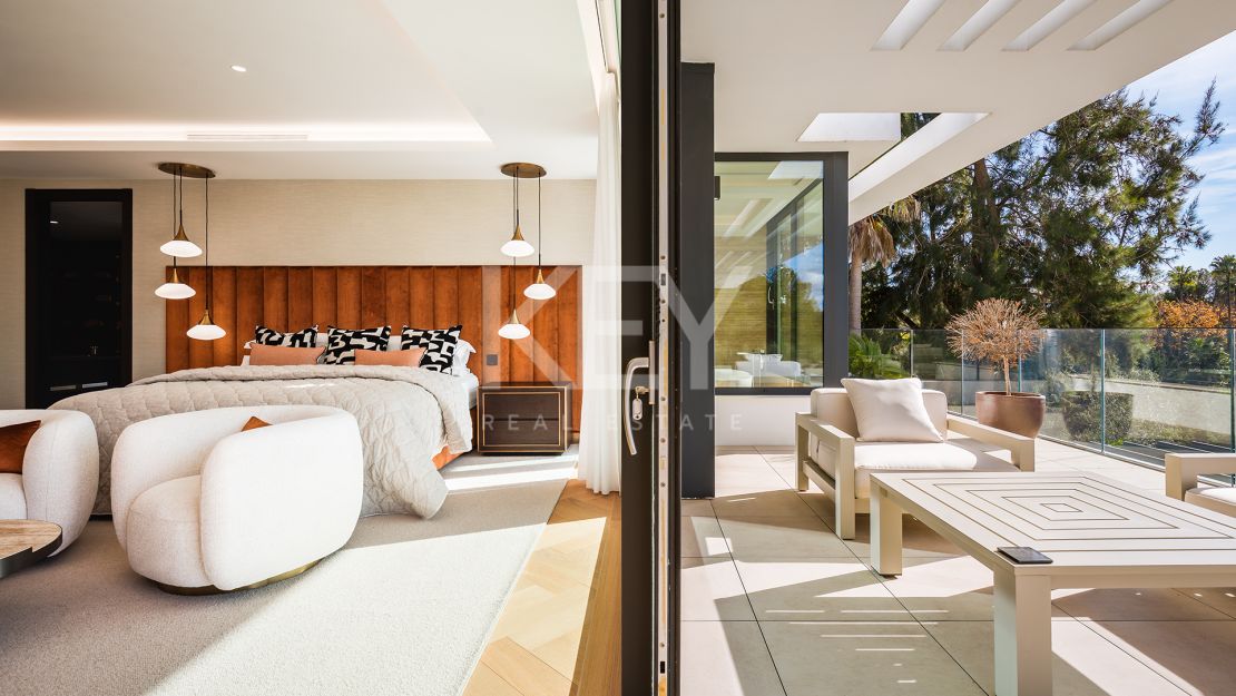 Villa Moderna y Espaciosa en la Prestigiosa Urbanización Kings and Queens, Sotogrande Costa