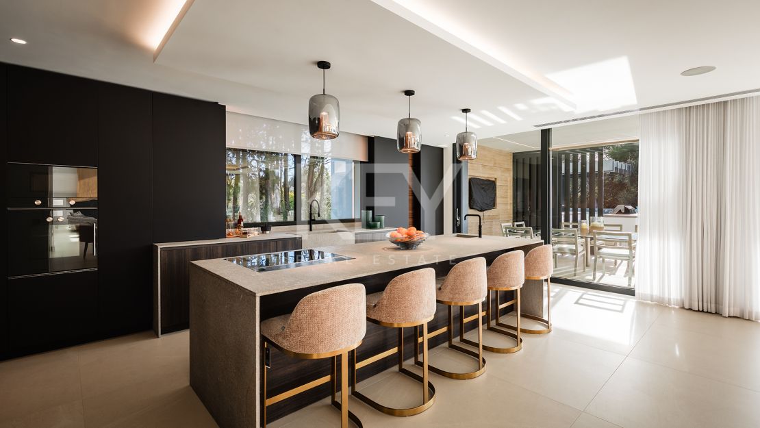 Villa Moderna y Espaciosa en la Prestigiosa Urbanización Kings and Queens, Sotogrande Costa