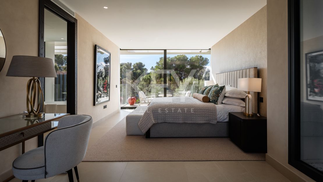 Villa Moderna y Espaciosa en la Prestigiosa Urbanización Kings and Queens, Sotogrande Costa