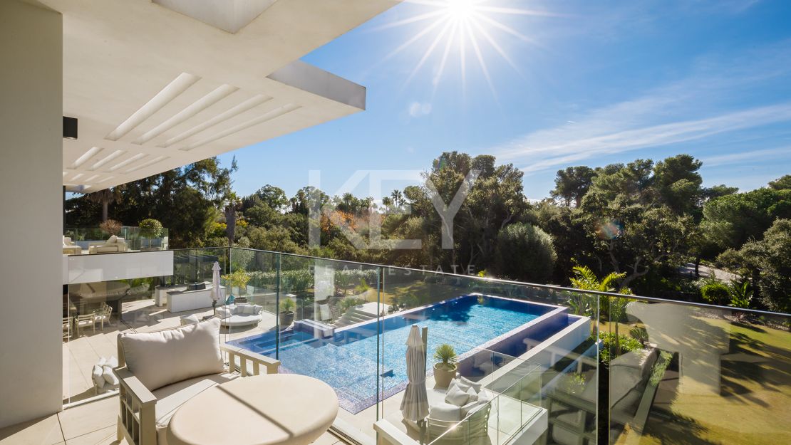 Villa Moderna y Espaciosa en la Prestigiosa Urbanización Kings and Queens, Sotogrande Costa