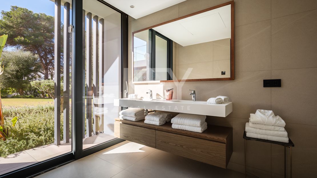 Villa Moderna y Espaciosa en la Prestigiosa Urbanización Kings and Queens, Sotogrande Costa