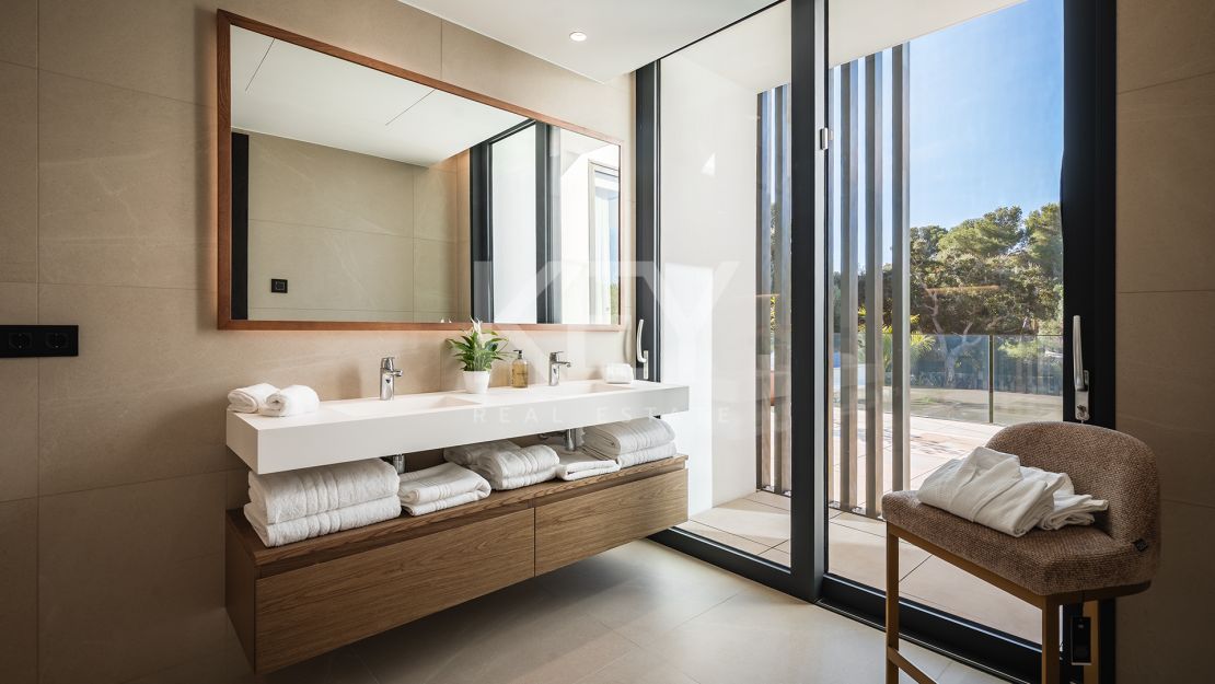 Villa Moderna y Espaciosa en la Prestigiosa Urbanización Kings and Queens, Sotogrande Costa