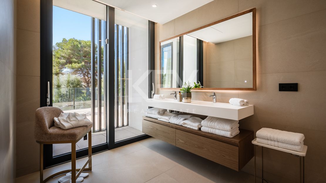 Villa Moderna y Espaciosa en la Prestigiosa Urbanización Kings and Queens, Sotogrande Costa