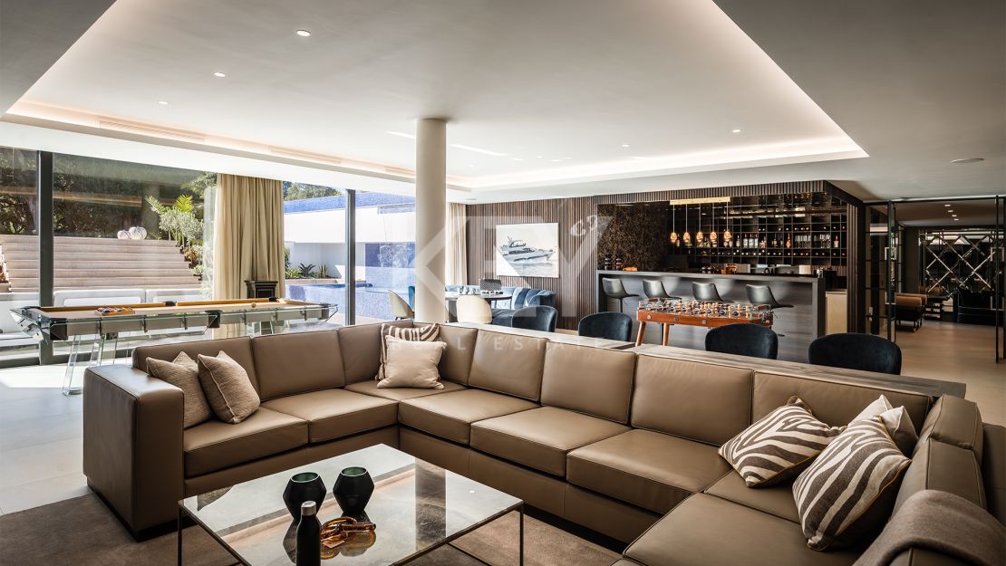 Villa Moderna y Espaciosa en la Prestigiosa Urbanización Kings and Queens, Sotogrande Costa