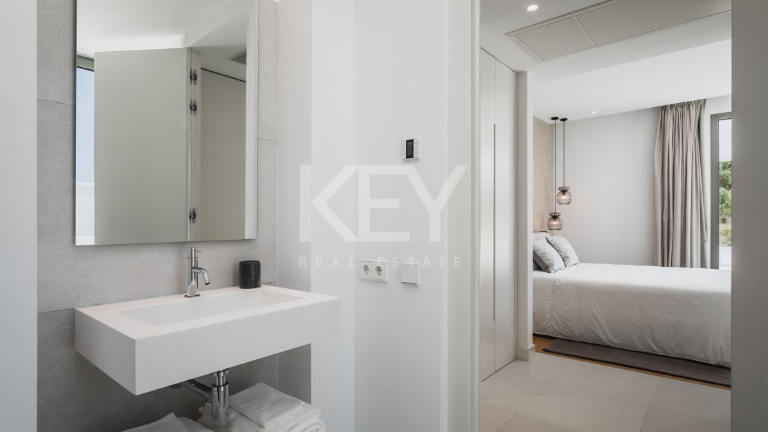 Современная Вилла на продажу в Эль-Параисо, в Новой Золотой Миле, Марбелья