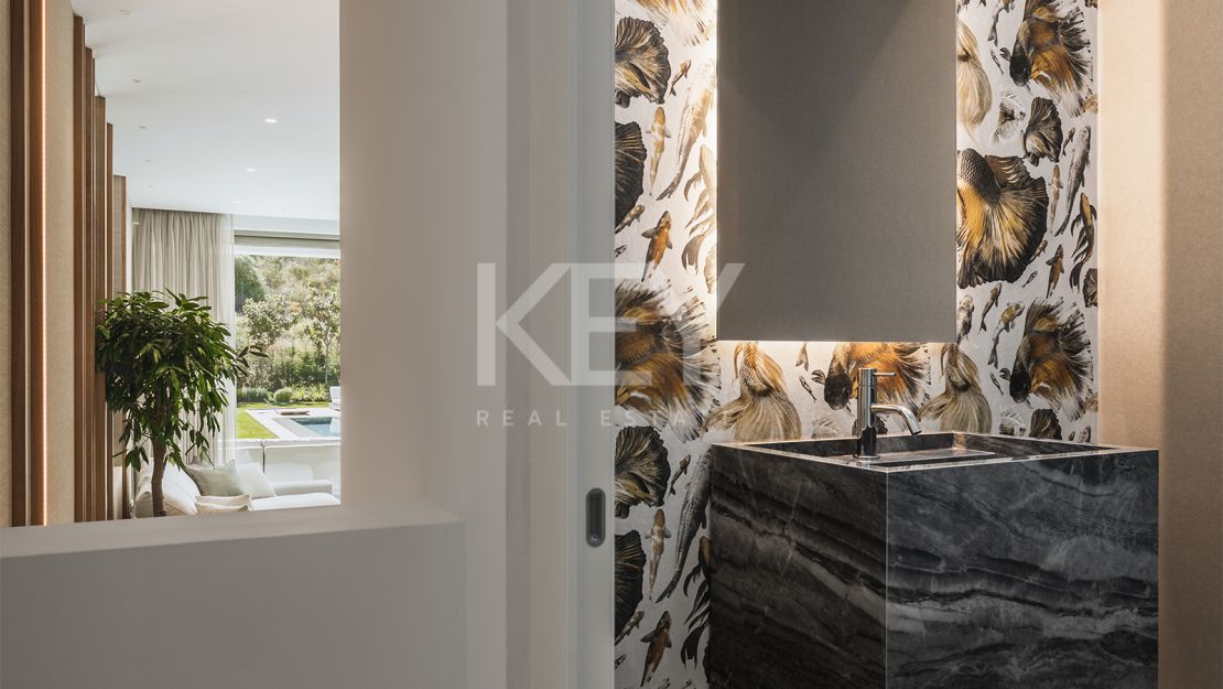 Современная Вилла на продажу в Эль-Параисо, в Новой Золотой Миле, Марбелья