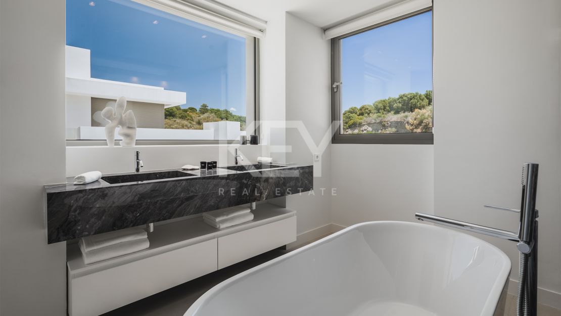 Современная Вилла на продажу в Эль-Параисо, в Новой Золотой Миле, Марбелья