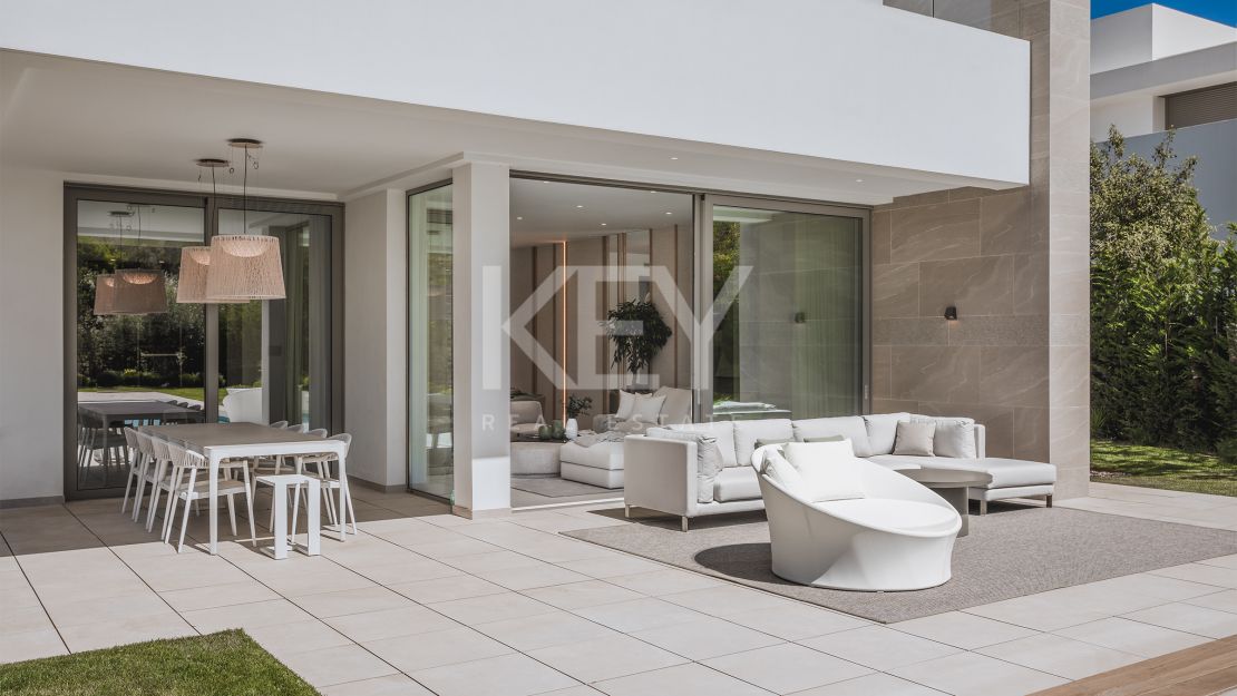 Современная Вилла на продажу в Эль-Параисо, в Новой Золотой Миле, Марбелья