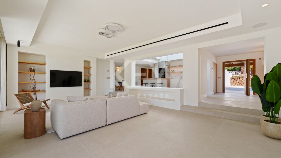 Elegant Five-Bedroom Villa with Private Pool in El Rosario, Marbella East