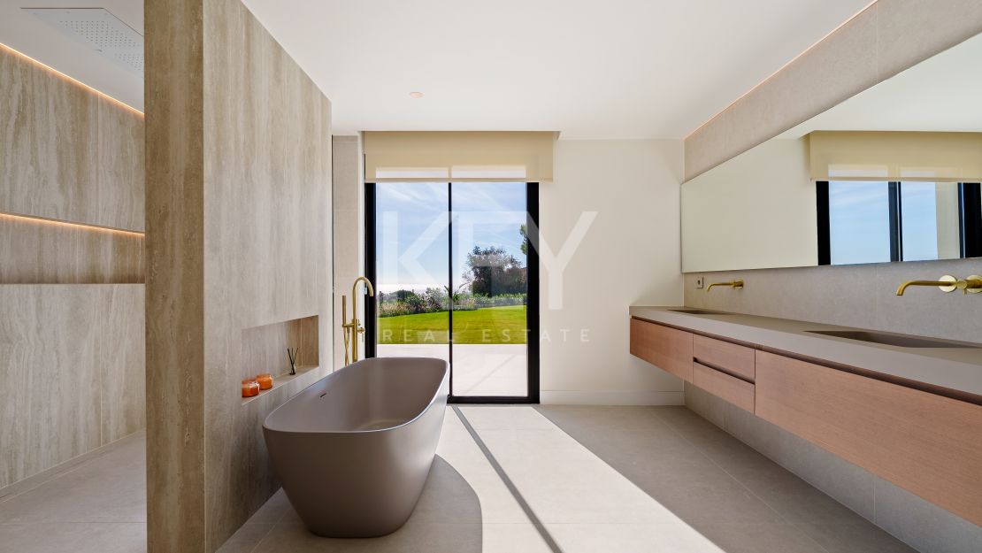 Elegant Five-Bedroom Villa with Private Pool in El Rosario, Marbella East