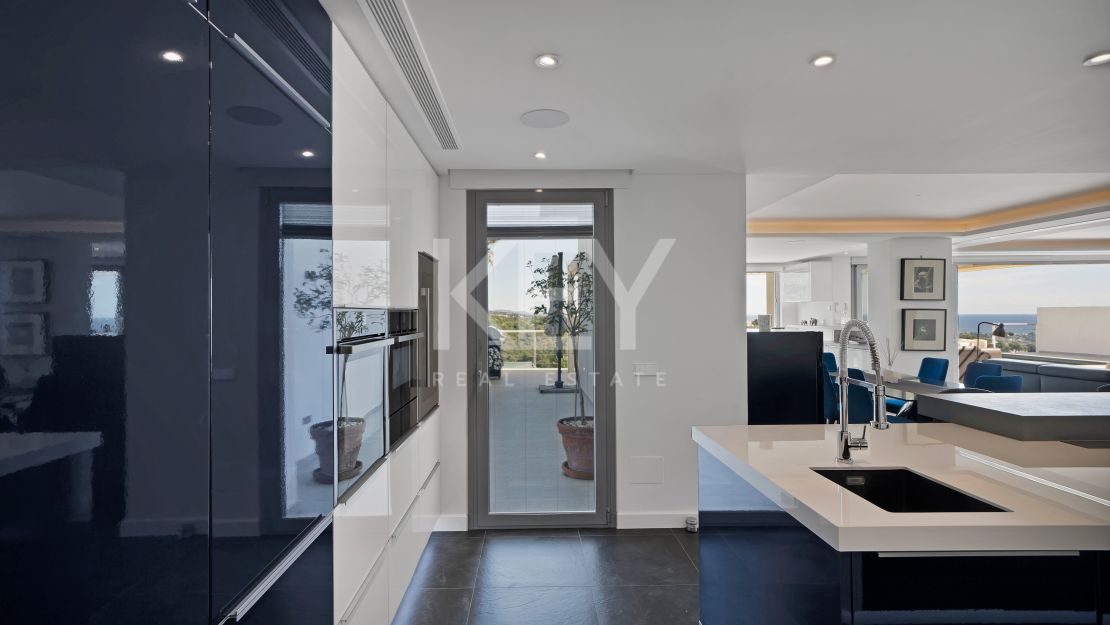 Stunning Contemporary Villa in Las Lomas de Nueva Andalucía, Marbella