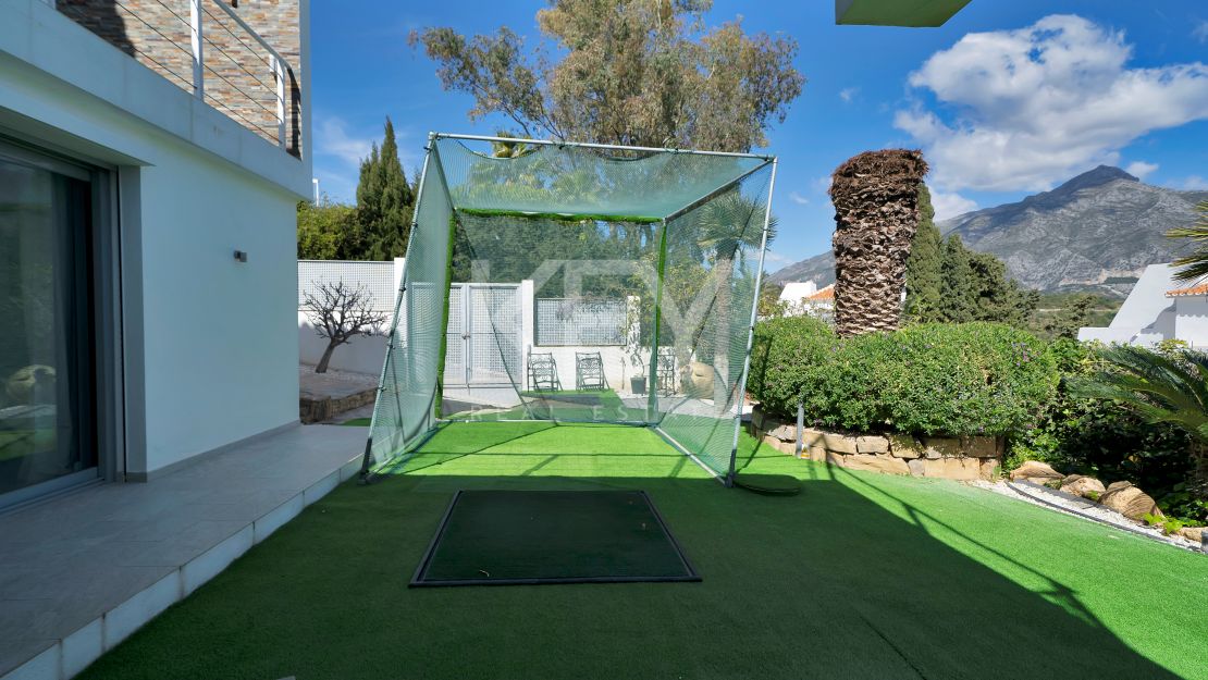 Stunning Contemporary Villa in Las Lomas de Nueva Andalucía, Marbella