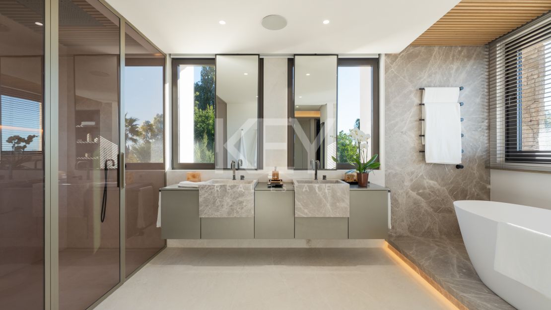 Luxury Villa with Sea Views in Marbella Golden Mile