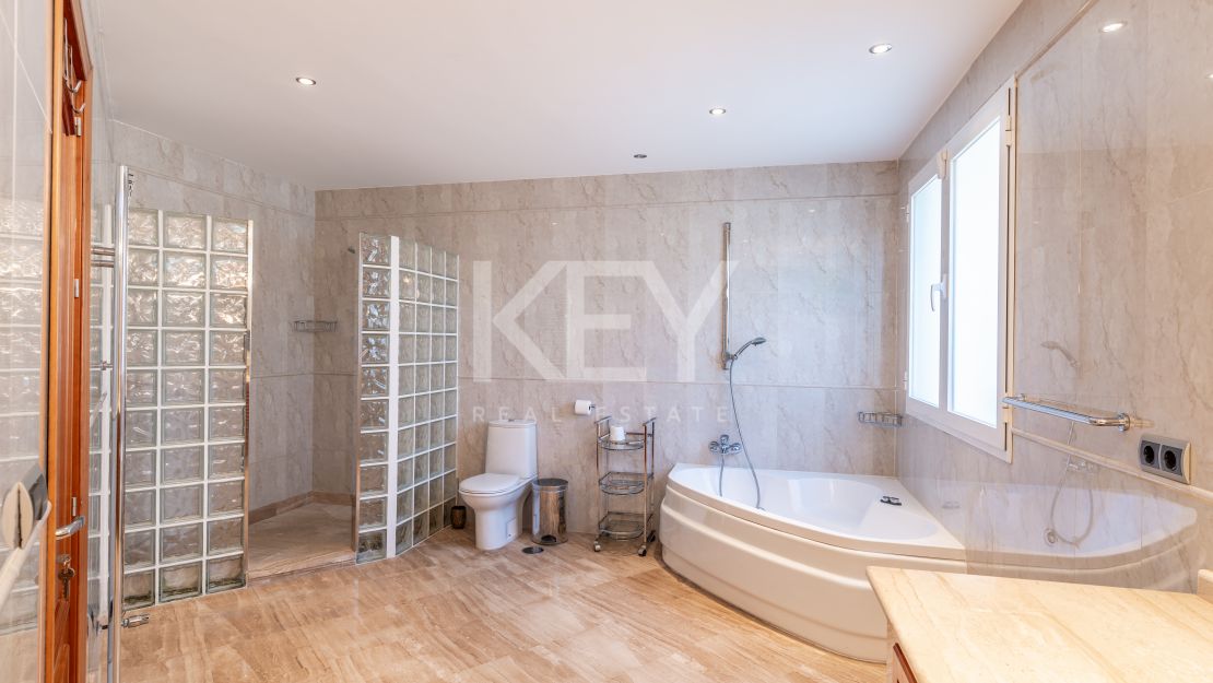 Вилла с видом на море в Бенахависе, Марбелья