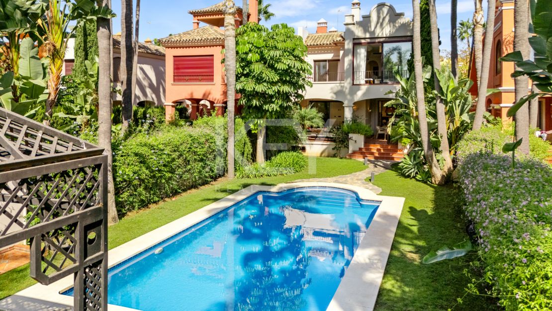 Una Casa de 5 Dormitorios muy Codiciada en Alzambra del Mar, Marbella.